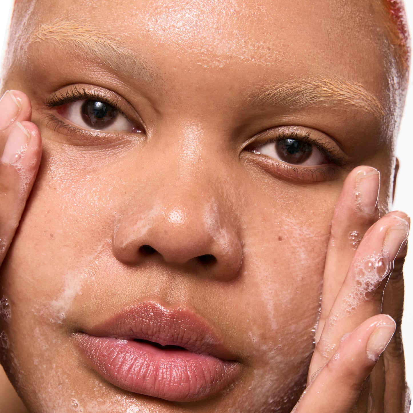 salicylic-acid-cleanser-150ml-c6 Omega50_Model_2000x2000-1_ce0a3018-d6f0-4ed9-a17d-0096b80b29f6.jpg